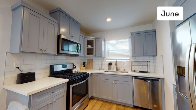 Building Photo - 1233 1/2 West 39th Pl