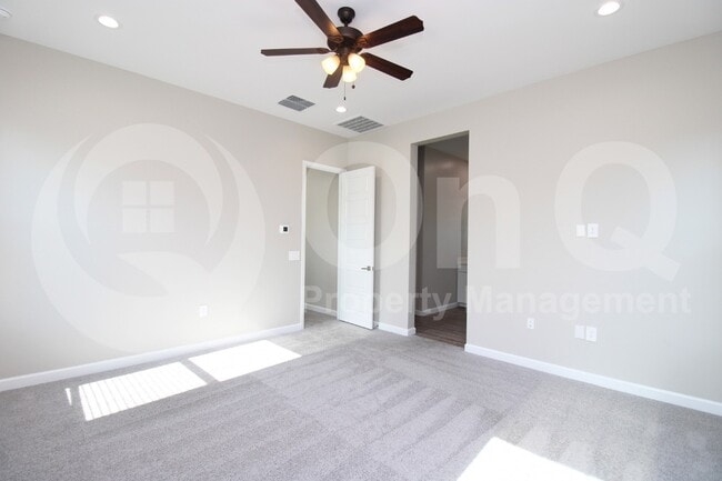Foto del edificio - 4811 E Village Dr
