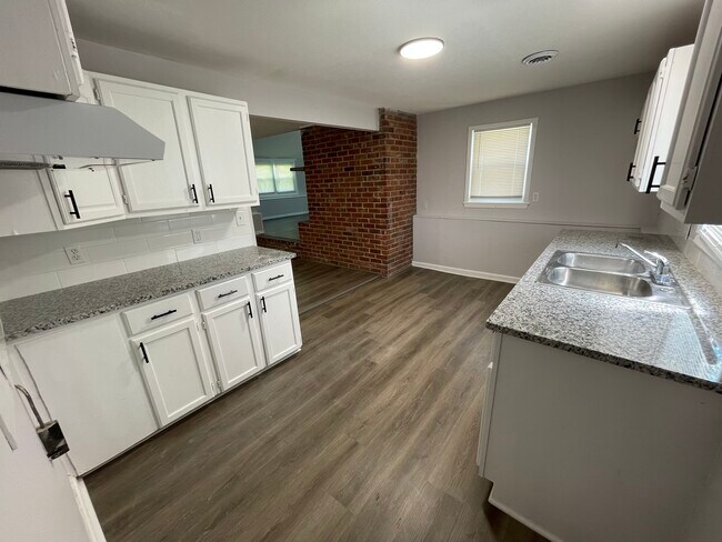 Foto del edificio - 7838 James a Reed Rd