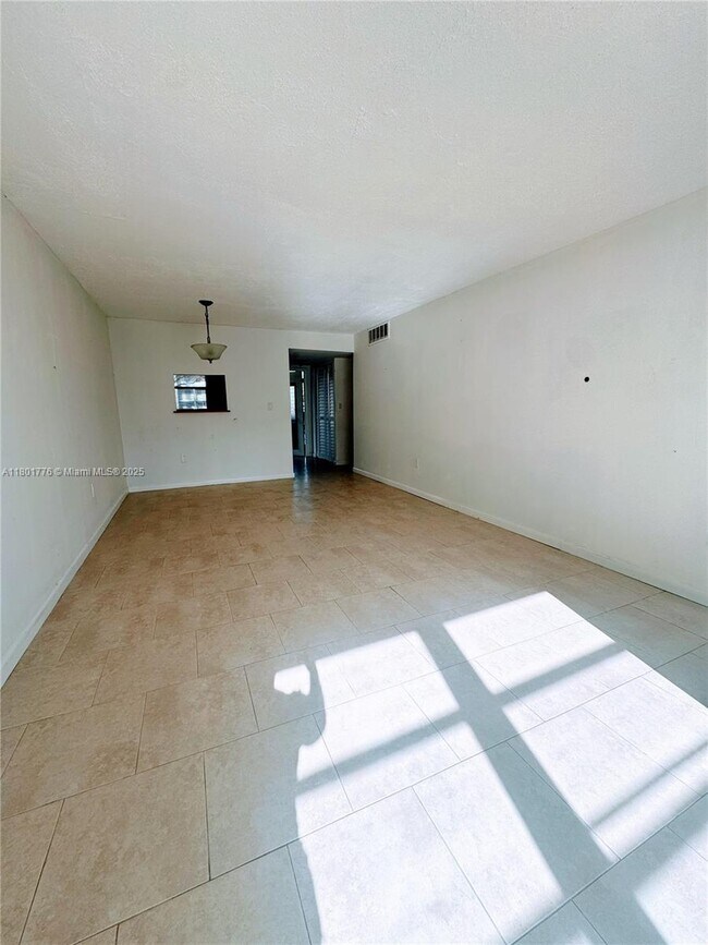 Foto del edificio - 8435 Sunrise Lakes Blvd