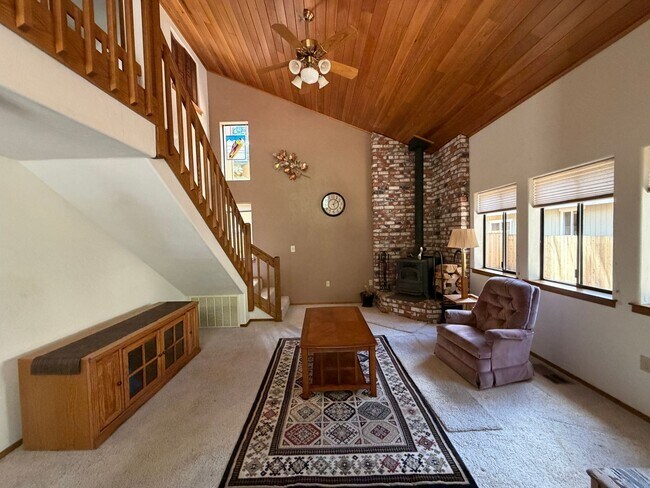 Building Photo - 4 Bed, 2 Bath Home on Large Corner Lot Near the Y