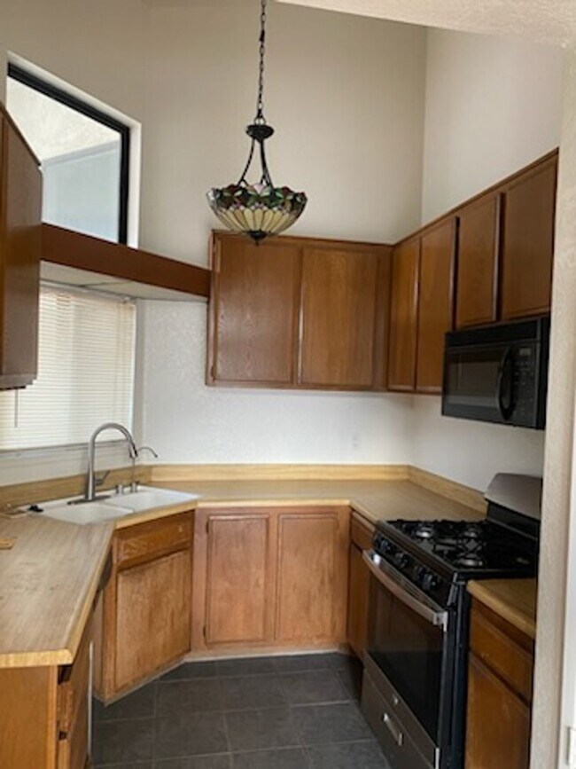 Foto del edificio - Beautiful 2 Bed 2 Bath condo in Pomona
