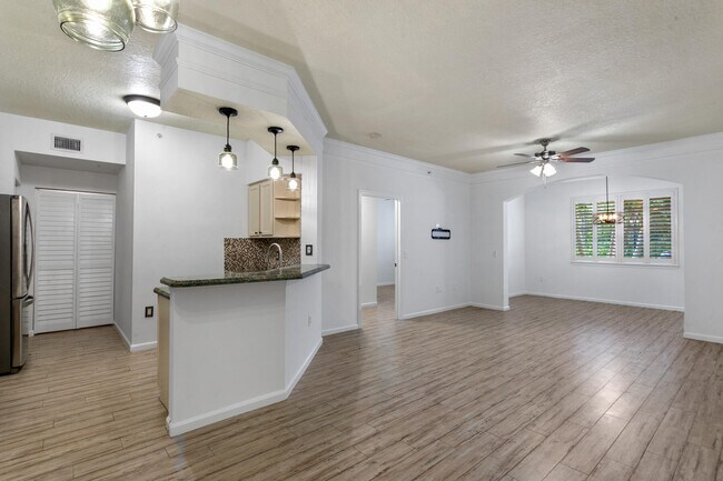 Building Photo - 10103 Myrtlewood Cir W