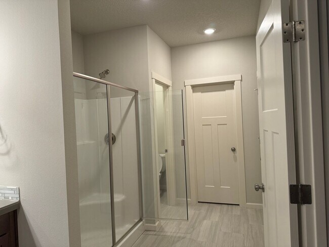 Foto del edificio - BEAUTIFUL SINGLE LEVEL RANCH, CENTRAL AIR,...