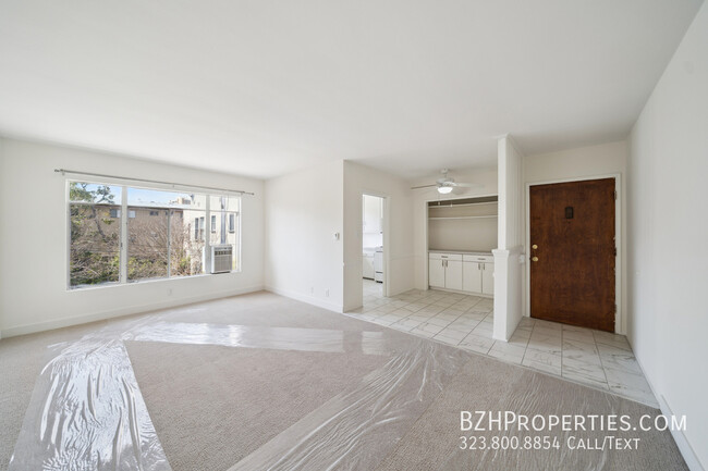 Foto del edificio - 8440 Blackburn Ave