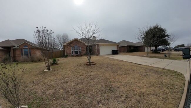 Building Photo - 3 Bedroom 2 Bathroom Home