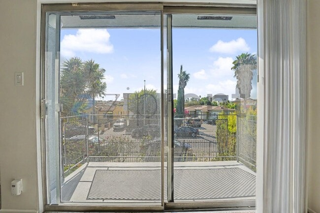 Building Photo - Unit 4