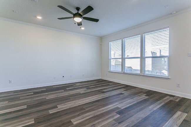 Foto del edificio - Bright & Beautiful 4 Bedroom two story home!