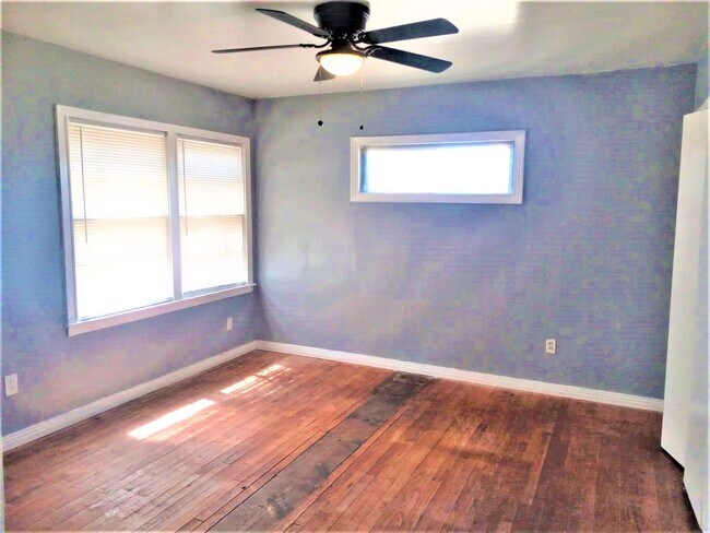 Foto del edificio - Handyman Special $0 First Month's Rent / “You fix, you SAVE BIG!!” Contact Mayshell for details: ...