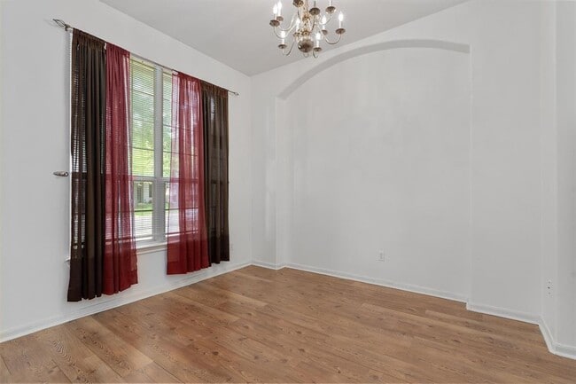 Building Photo - 122 Copperwood Loop