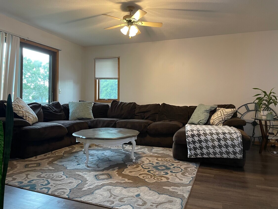 400 5th St SE Unit 2, Waseca, MN 56093 400 5th St SE Waseca, MN