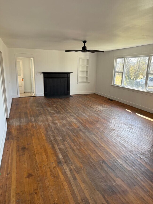 Foto del edificio - 3 Bed/2 Bath House with LARGE Front and Back Yard