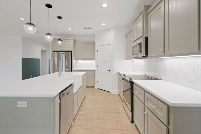 Foto del edificio - LOCATION! Three bed / 2 bathroom Available...