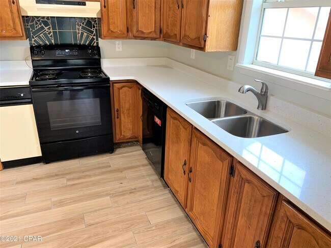 Foto del edificio - 221 Poinsettia Dr