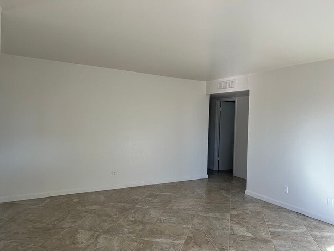 Building Photo - 2700 Hemlock Ave