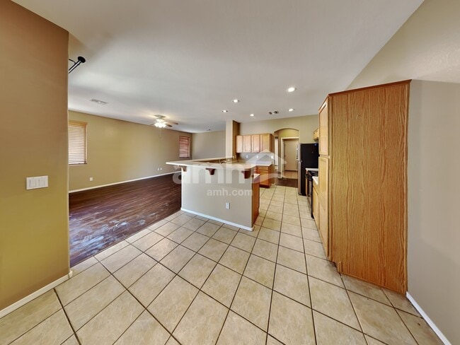 Building Photo - 2150 E Bellerive Pl
