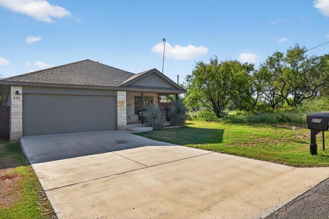 Foto del edificio - 830 Cypress Ln