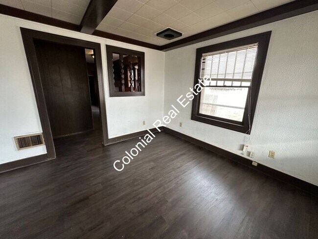 Building Photo - Spacious and newly updated 2 bedroom 2 bat...