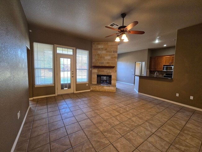 Building Photo - AVAILABLE NOW - BEAUTIFUL COUNTRY SIDE HOME!
