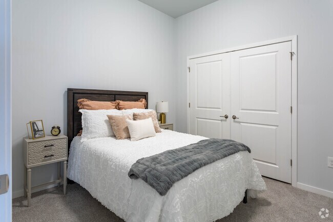 2HAB, 1BA: The Senator - 863 ft² - Metro Place Apartments