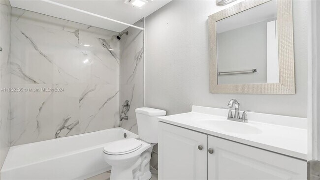 Foto del edificio - 17901 NW 68th Ave