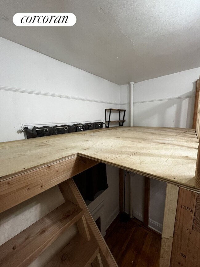 Building Photo - 424 E 85th St
