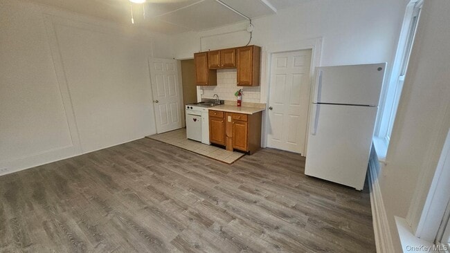 Building Photo - 455 Main St