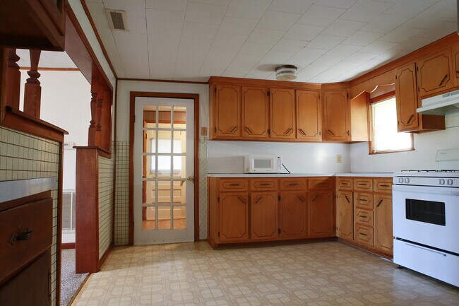 Building Photo - "Charming 2-Bedroom Retreat in Fayettevill...