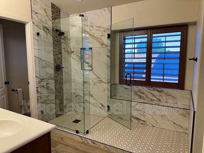 Foto del edificio - 1383 E Kingman Pl