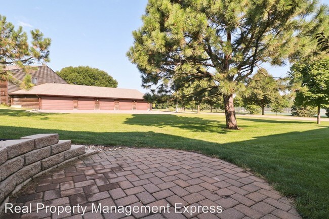 Building Photo - 133 E Twin Oaks Pl