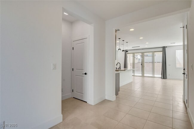 Building Photo - 1305 Azure Jay Ave