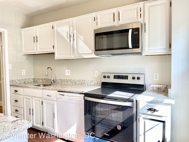 Foto del edificio - 3 br, 2.5 bath House - 3277 B Sutton Pl, NW