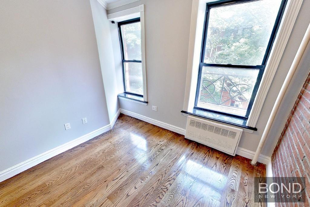 Building Photo - 420 E 9th St