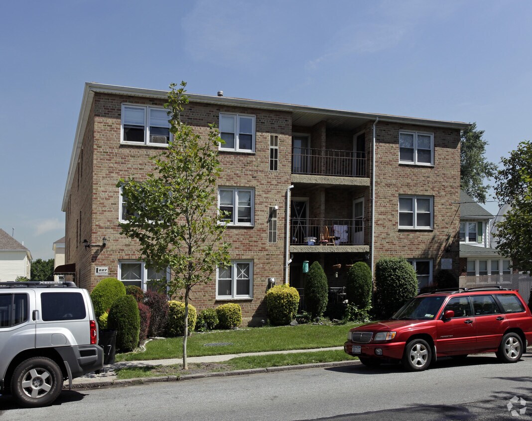 Building Photo - 227 Buel Ave