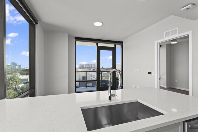 Building Photo - Grand 340