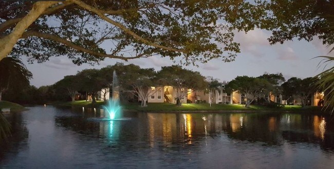 Foto del edificio - 700 Cypress Club Way