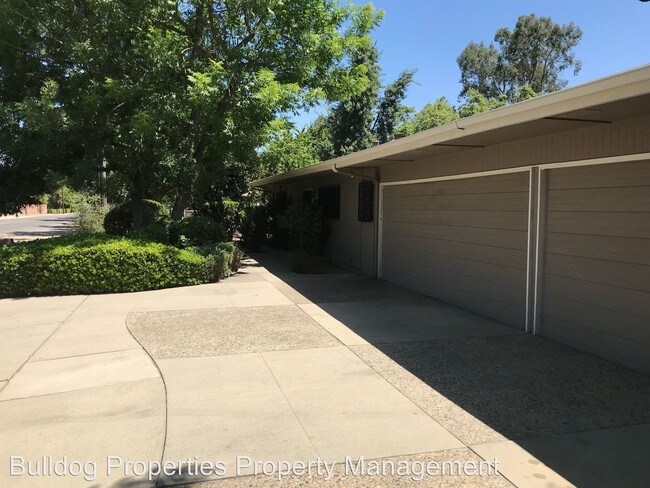 Foto del edificio - 917 E Ashlan Ave