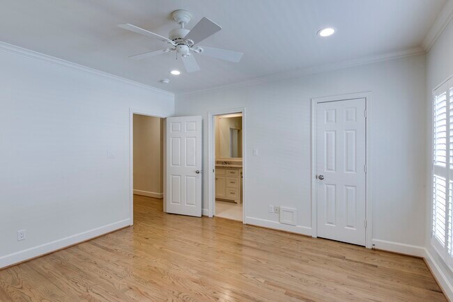 Foto del edificio - 5144 Chevy Chase Dr