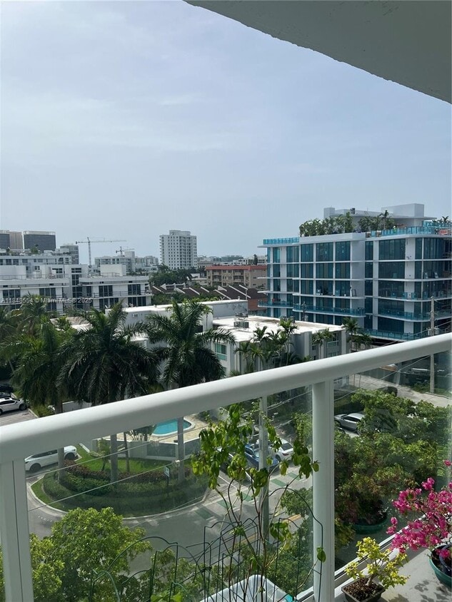 Primary Photo - 10000 W Bay Harbor Dr