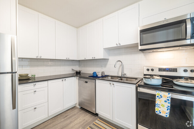 1BR, 1BR - 825SF - Kitchen - River Club