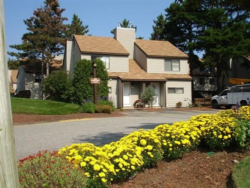 Building Photo - Oakwood Square Townhomes