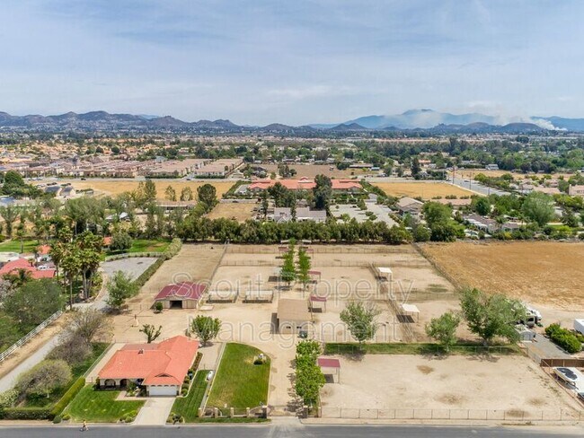 Foto del edificio - 24240 Douglas Ave