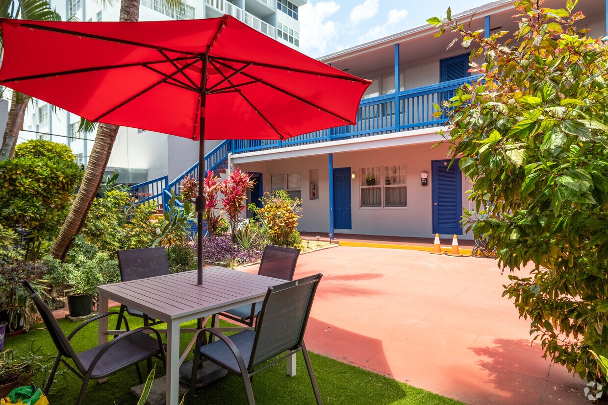 Courtyard of the buidling - 6844 Harding Ave