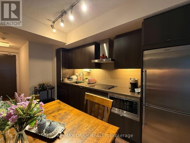 Photo du bâtiment - 300 Front St W