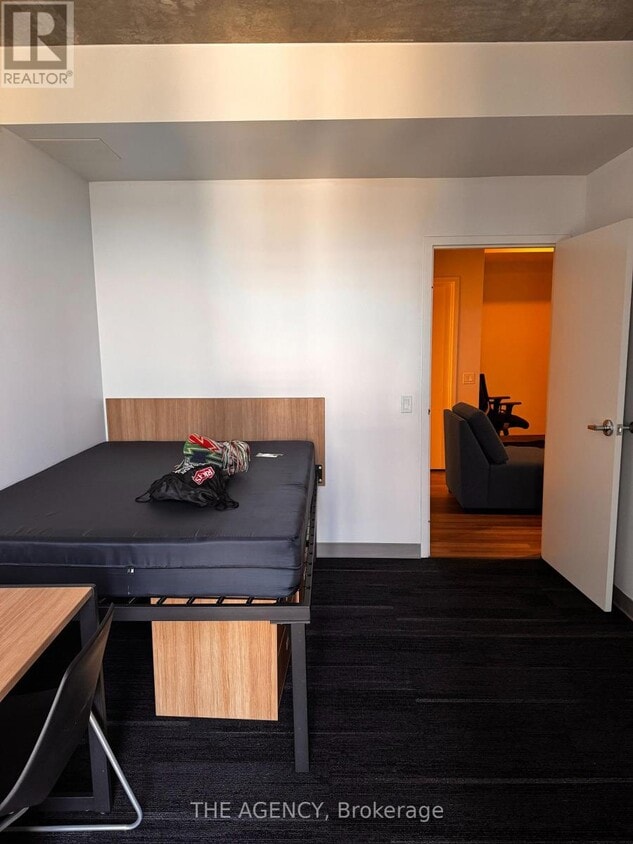 Building Photo - 253 College St