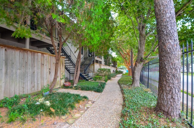 Building Photo - 5711 Sugar Hill Dr