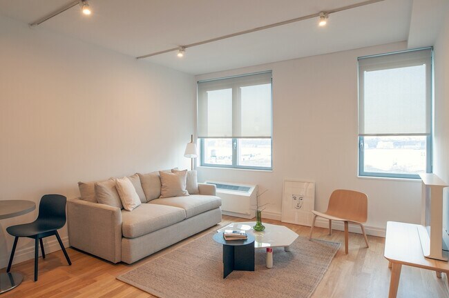 Building Photo - 550 W 54th St