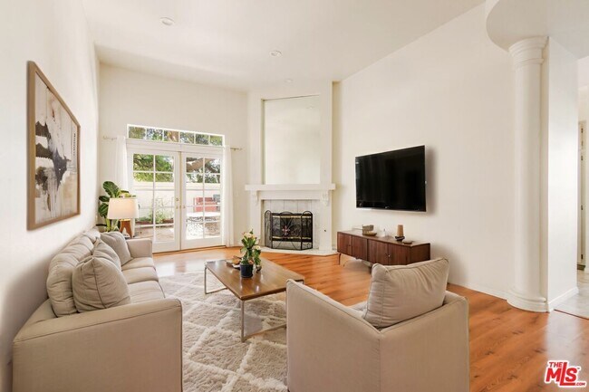 Foto del edificio - 3131 E Hillcrest Dr