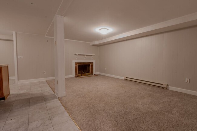 Foto del edificio - Wonderful Basement Apartment off Rosehill ...