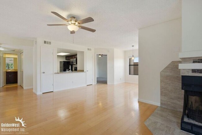 Building Photo - Beautiful 2Bda 2Ba Condo with Fireplace in Scottsdale!